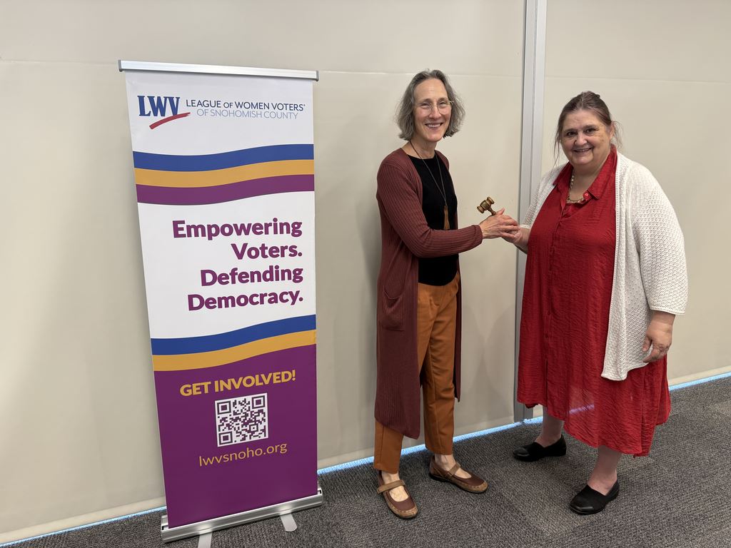 Lisa Utter passes gavel to incoming president Brenda Mann Harrison