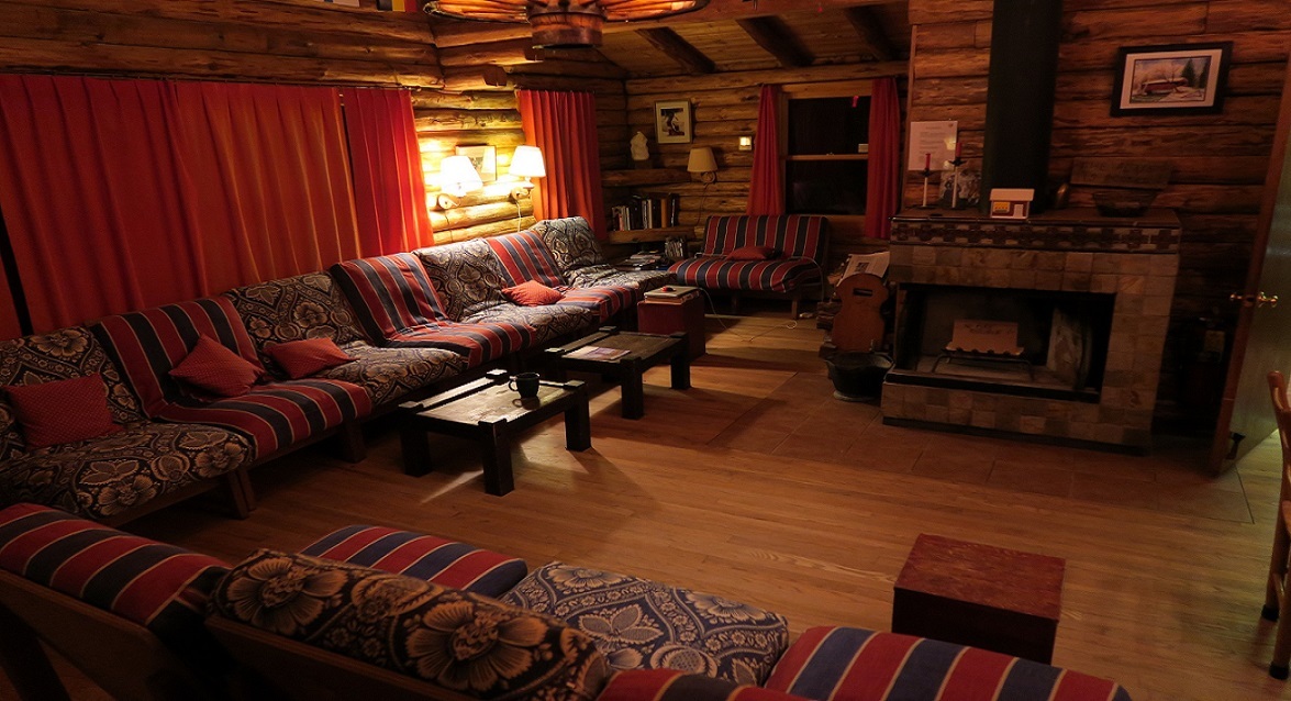 5-lounge_20fireplace.jpg