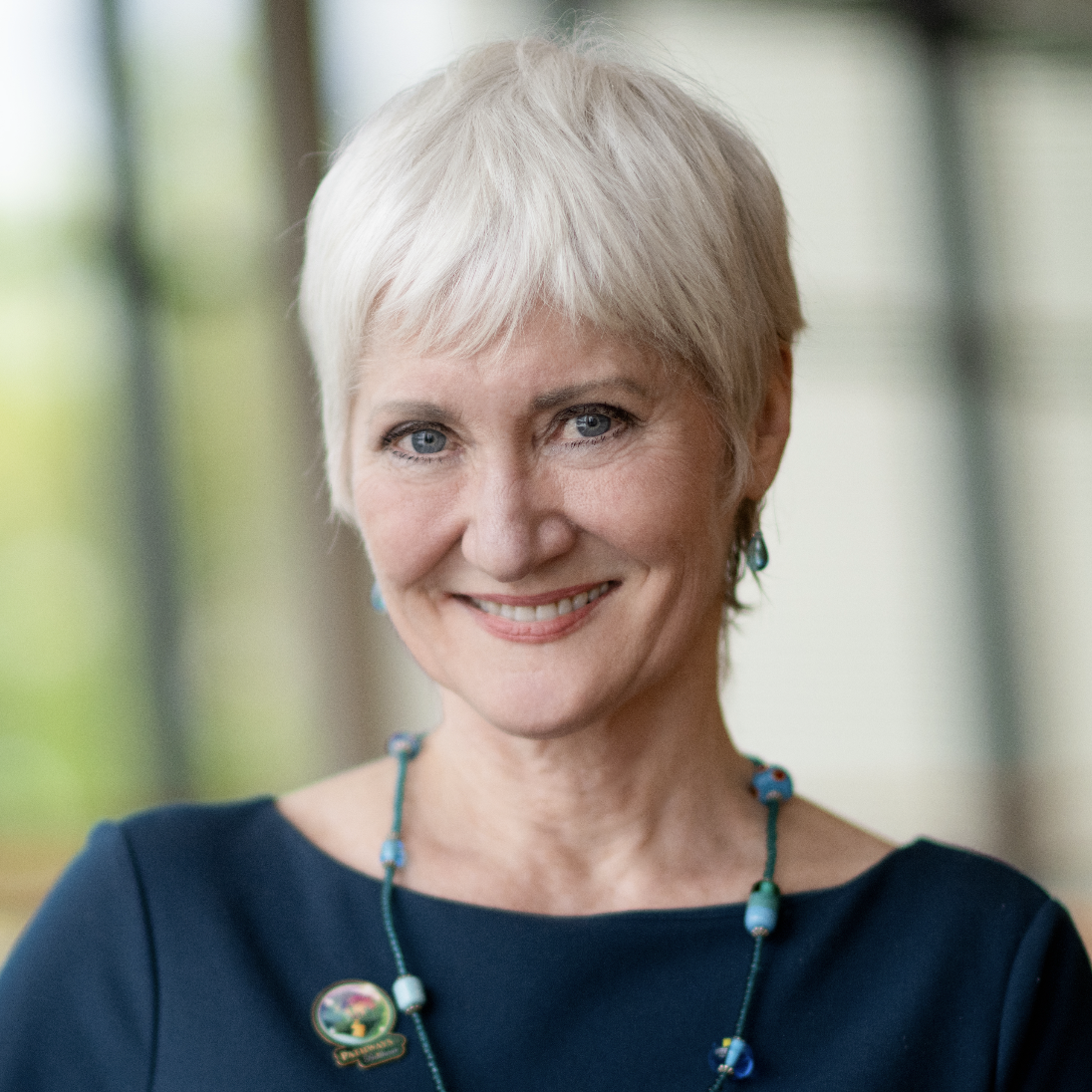 Rebecca_Murray_Headshot_1096x1096.png
