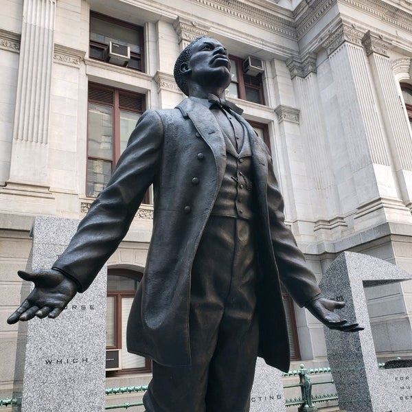 CityHallSculptures090826A