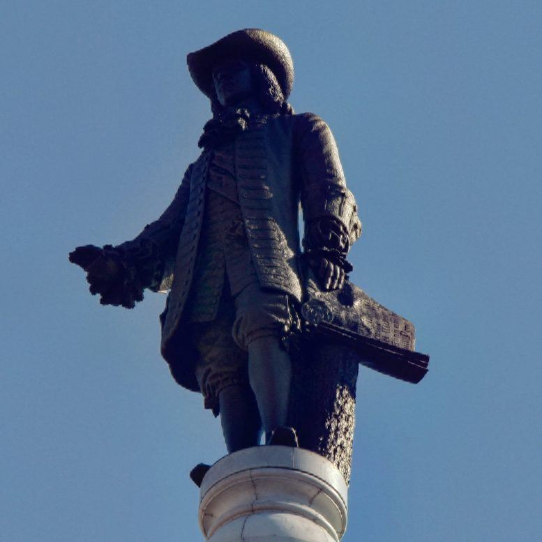 CityHallSculptures090826D