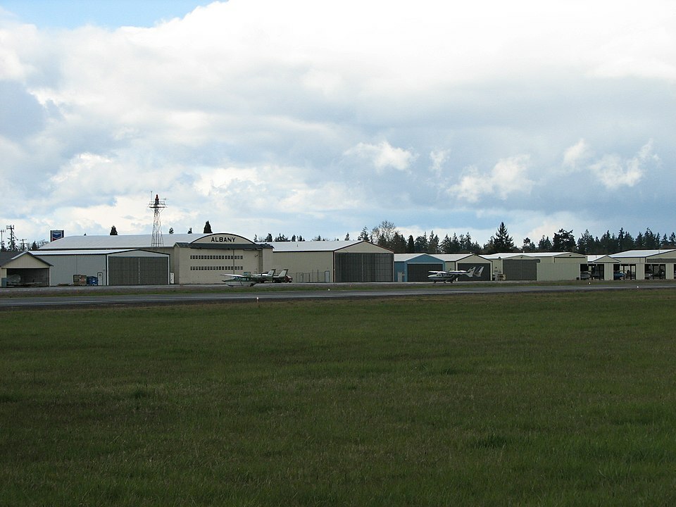 AlbanyOregonAirportHangar.jpg