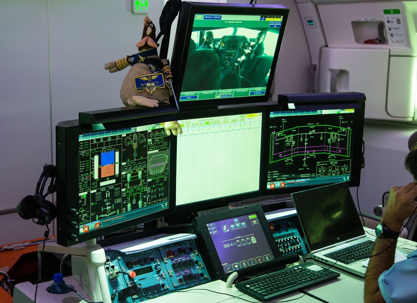 Airbus_A-350_XWB_F-WWYB_Flight_Test_Engineer_Station.jpg