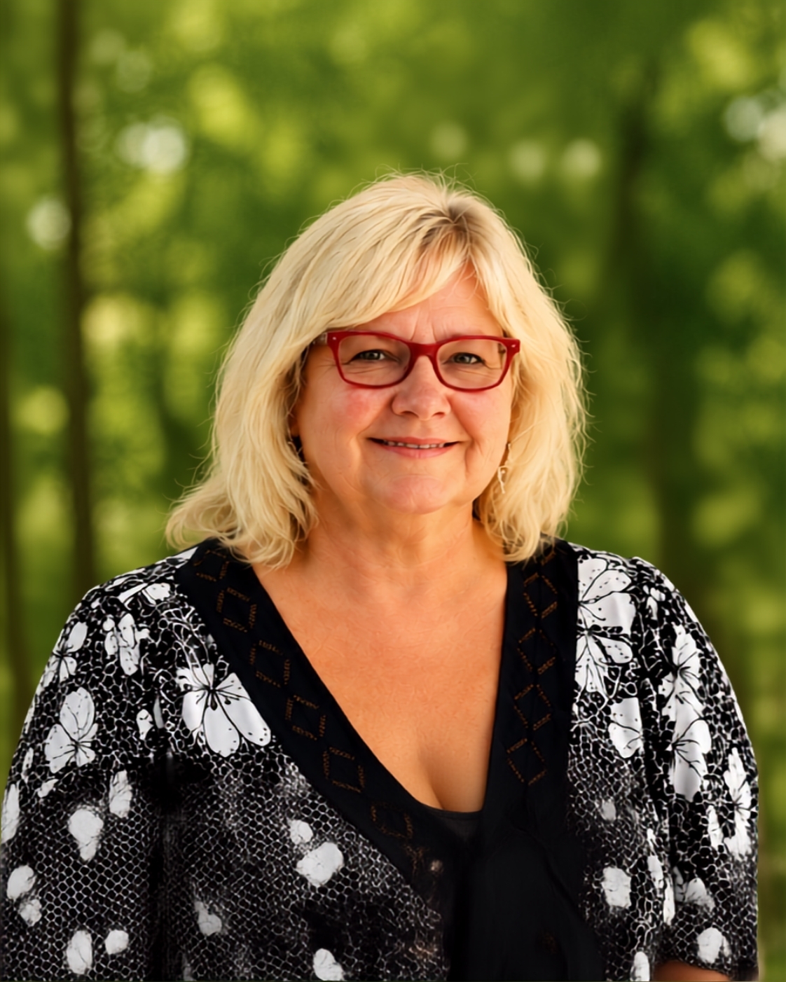 Kathy_Sawyer_-_in_front_of_trees_2026.jpg