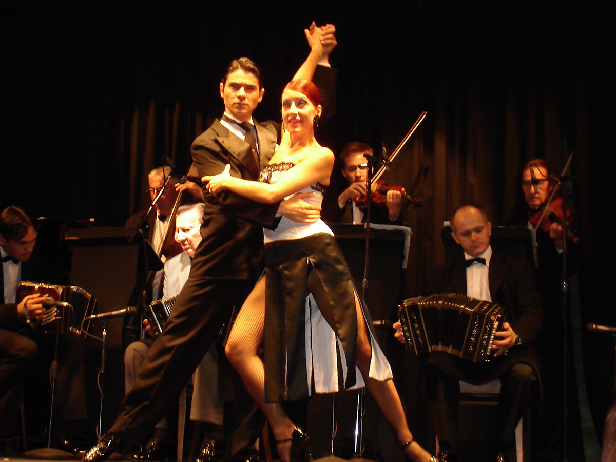 4 TANGO DANCERS AT LA VENTANA