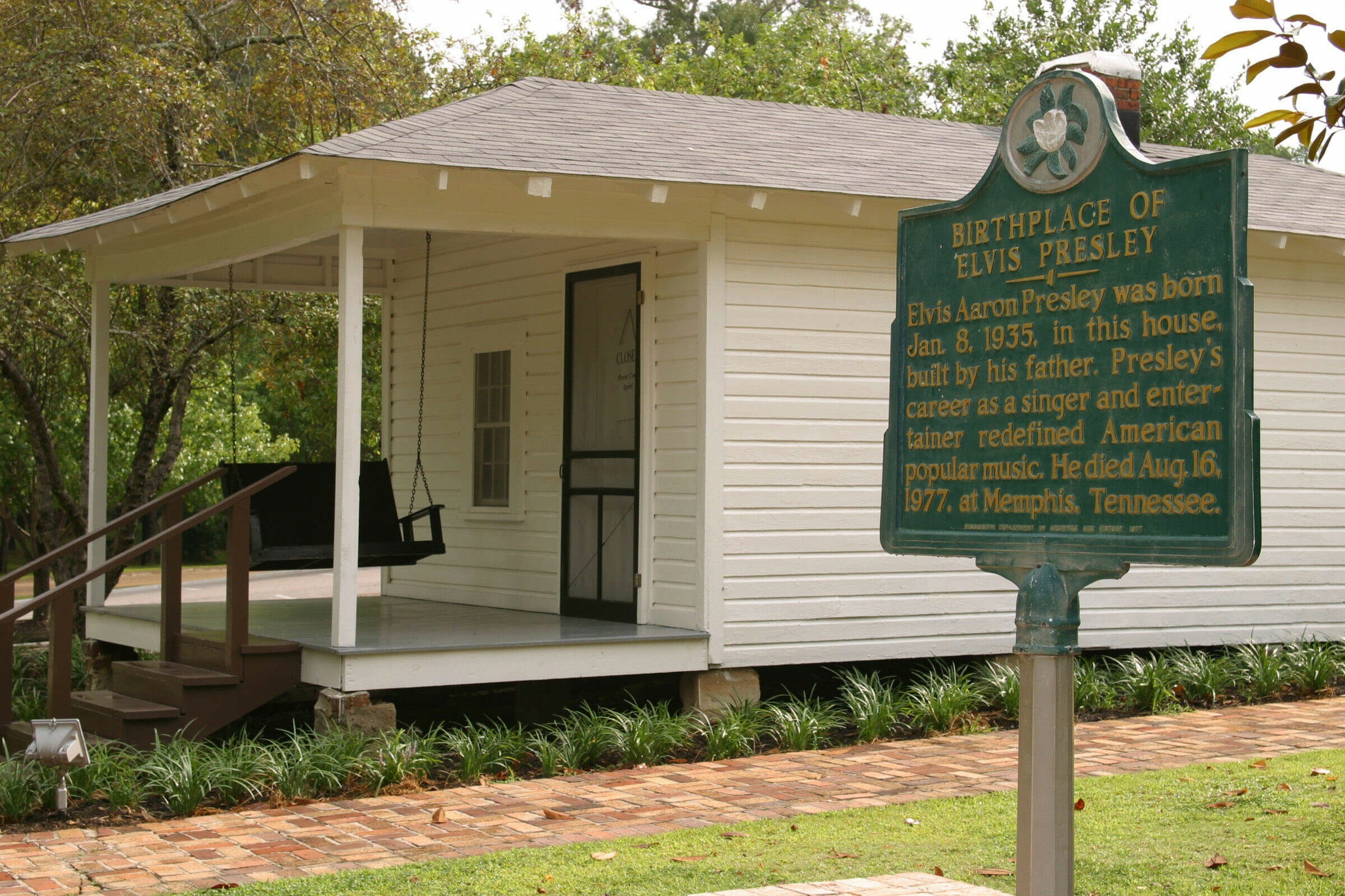 graceland birthplace sign