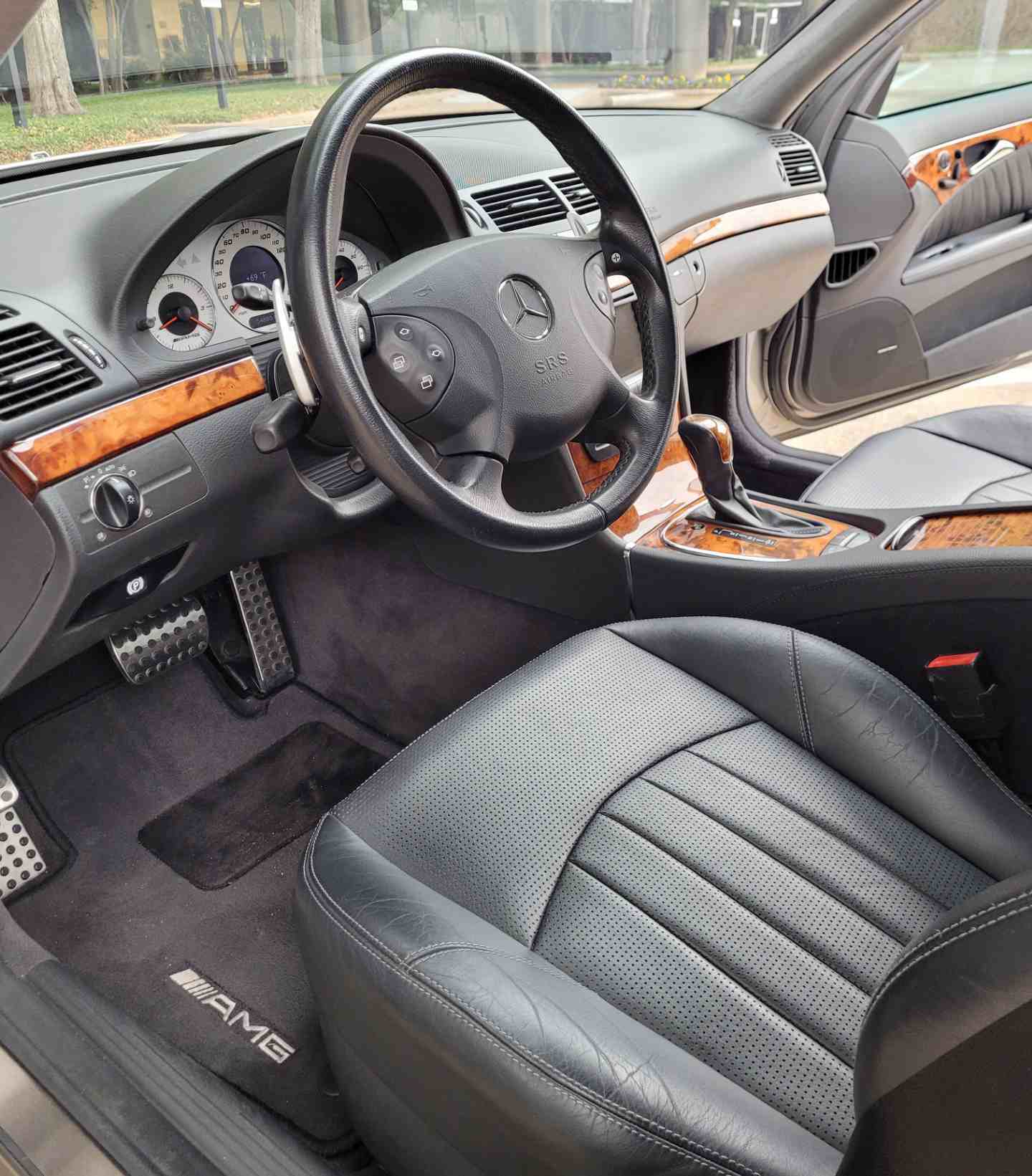 Featured Mercedes-Benz E55 AMG Secondary