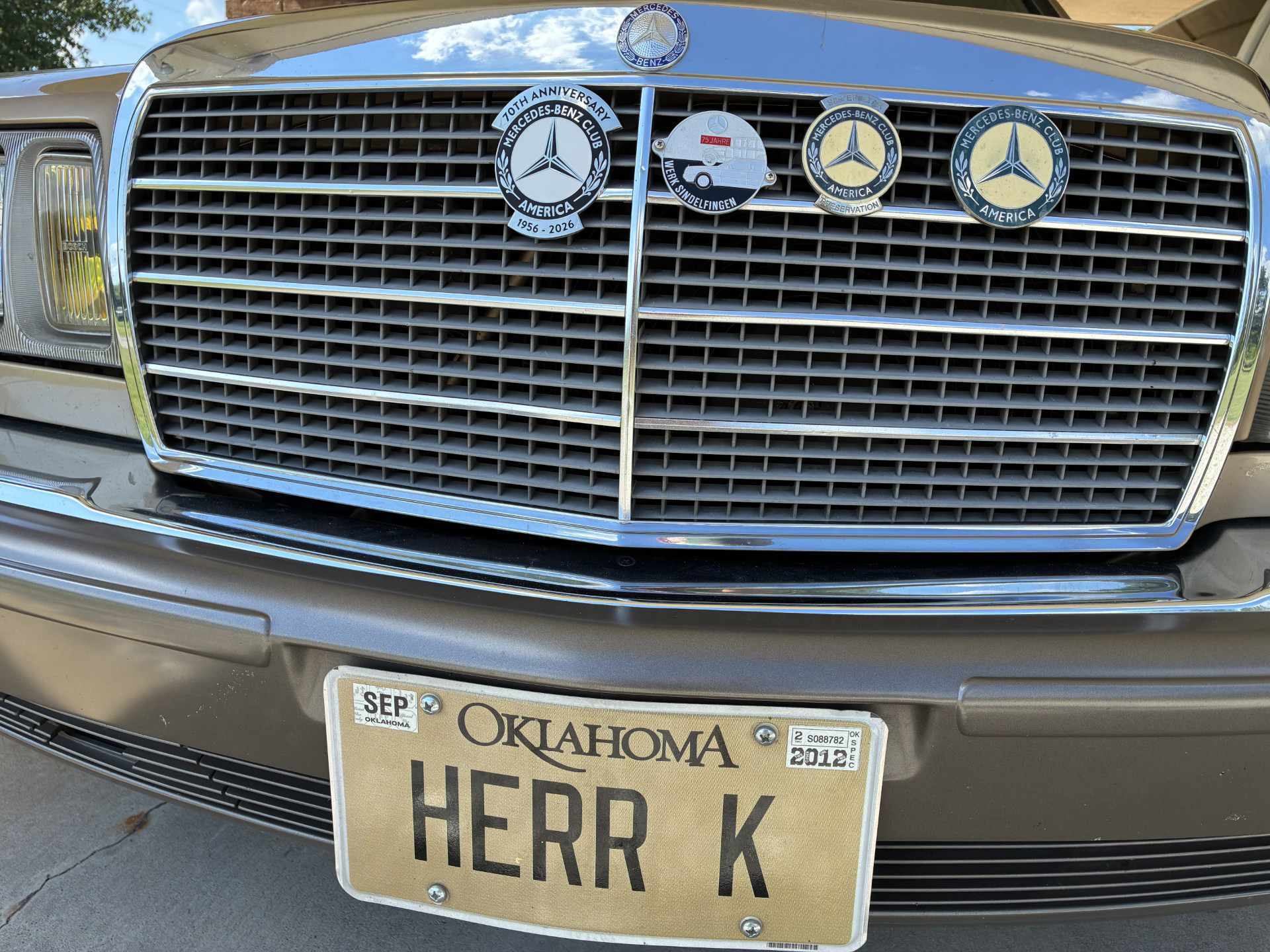 Ben Kehe's MBCA grille badges on his 1985 W126 300SD